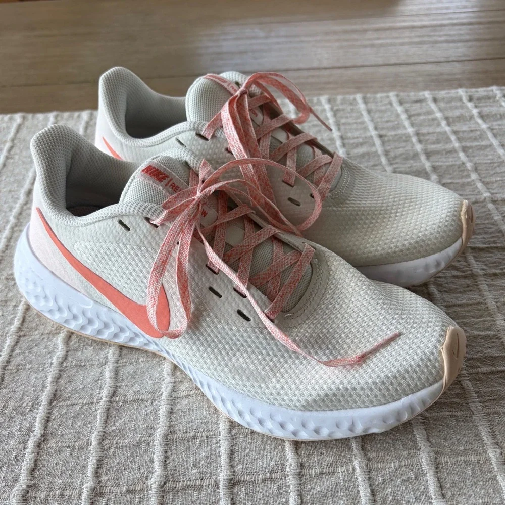 Nike Revolution 5 running shoes summit white orange pearl size 6.5